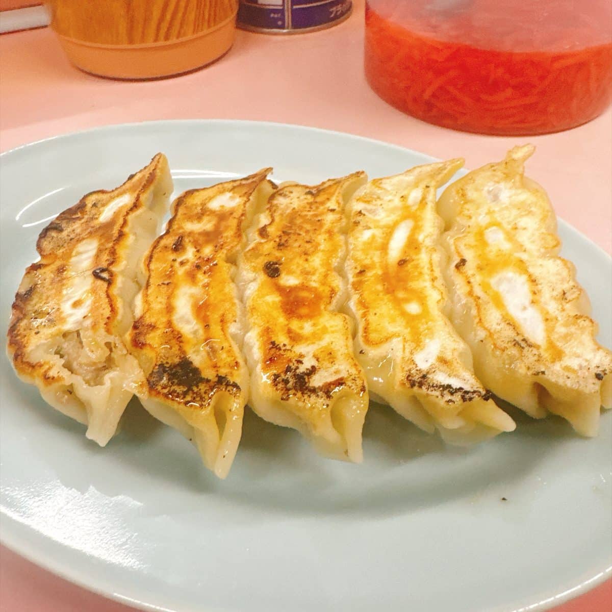 焼き目のついた餃子5個