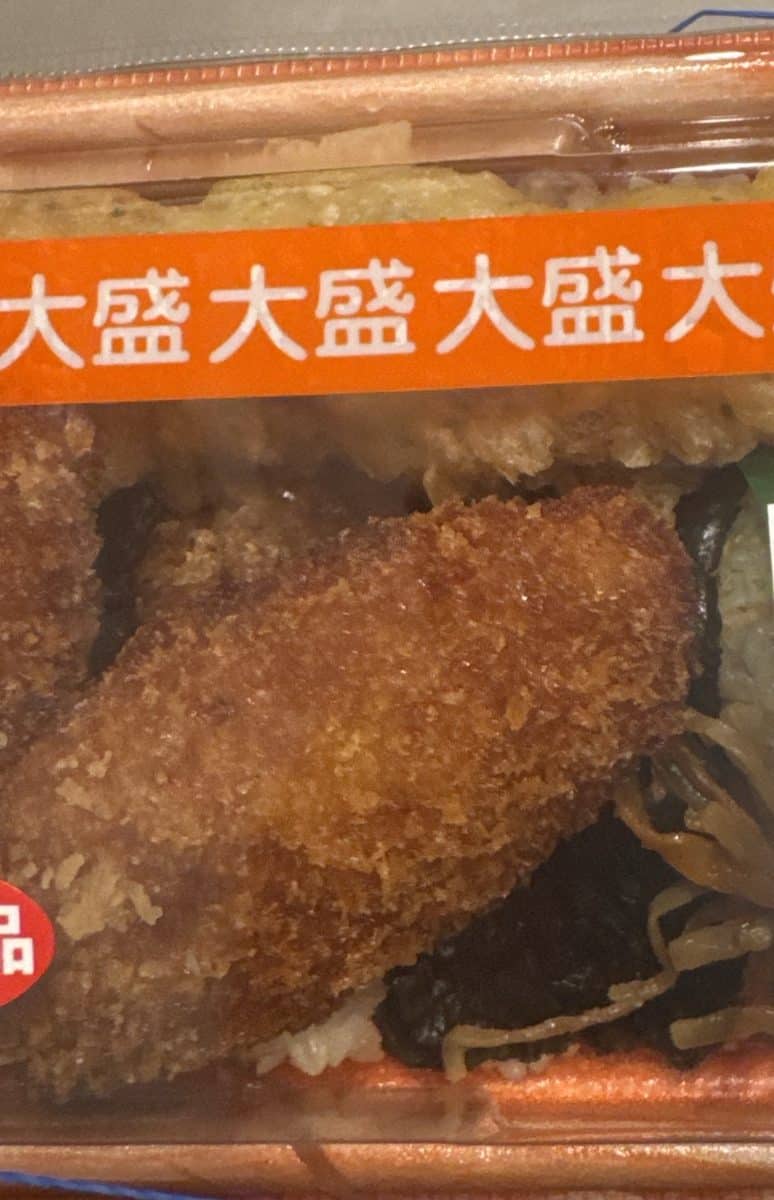 大盛シールが貼られたタルタルのり弁当