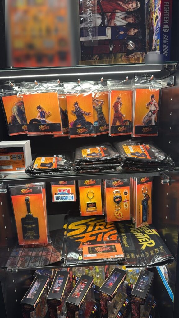 アクスタやキーホルダーなど、ストリートファイターのグッズがずらり