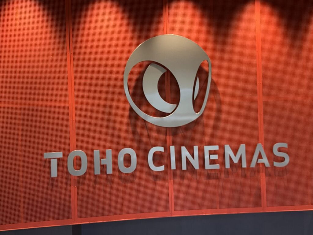 映画館の入口で出迎えてくれるロゴ