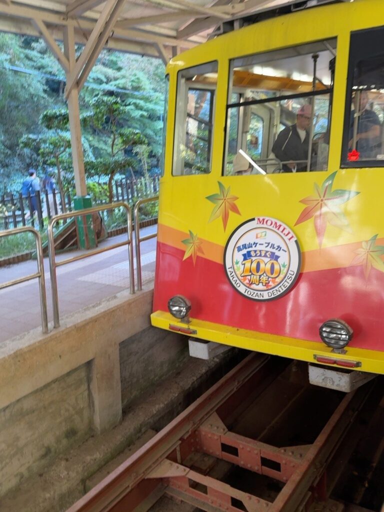 紅葉柄の高尾山ケーブルカー